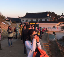 At the White Goose Hotel peak, people gather to watch the sunrise. Huangshan White Goose Hotel Peak