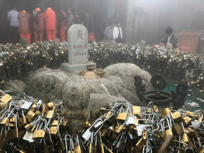 The peak is at Jade Emperor Temple The peak is at Jade Emperor Temple