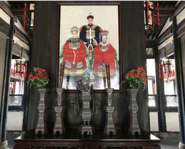 Saw this in Lu Xun's home and though it interesting. Wall painting and urn