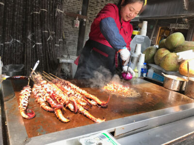 Yum, grilled squid and onions. Have with fresh coconut water and you are set. Grilled squid