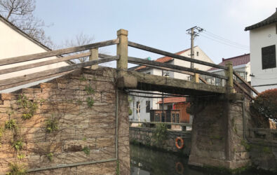 Although not the most impressive bridge in the town I thought it's pretty cool. The stones span all the way across the river and they are quite large. Green Dragon Bridge