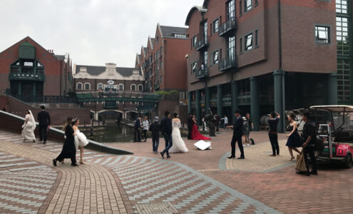 I thought this looks like some sort of movie set. There were so many couples getting wedding photos. Wedding photos by the canal