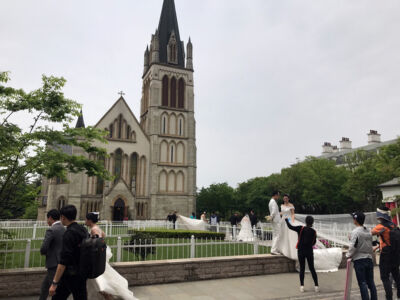 Wedding photos outside the church is mandatory. Wedding photos in front of Thames Town Church