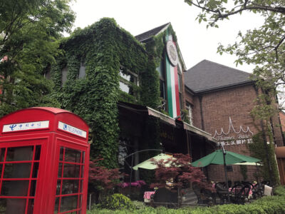 Several phone booth around town but no one seems to use them. English looking phone booth