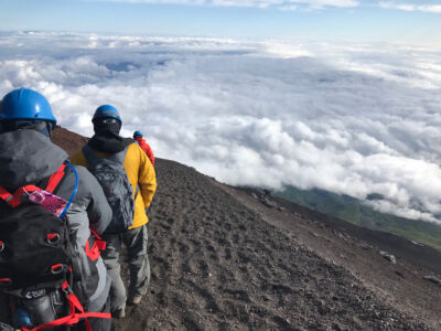 The decent trail is a seemingly never ending zig-zag path of soft gravel and sand. Awful on the knees. 1000 zig-zags