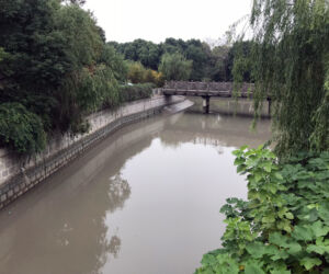 Over by that bridge is a geocache GC47ZK3 Holland Village canal